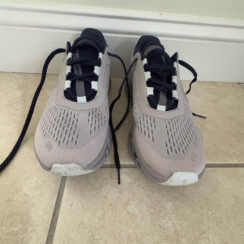 On Running Light Purple Sneakers with Navy Details - Picture 3 of 6